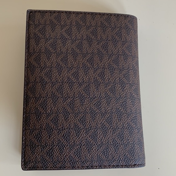 MICHAEL KORS PASSPORT HOLDER NWT - Picture 6 of 6